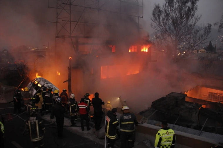 1C7269228-pb-130507-gas-tanker-explosion-mexico-jsa-07