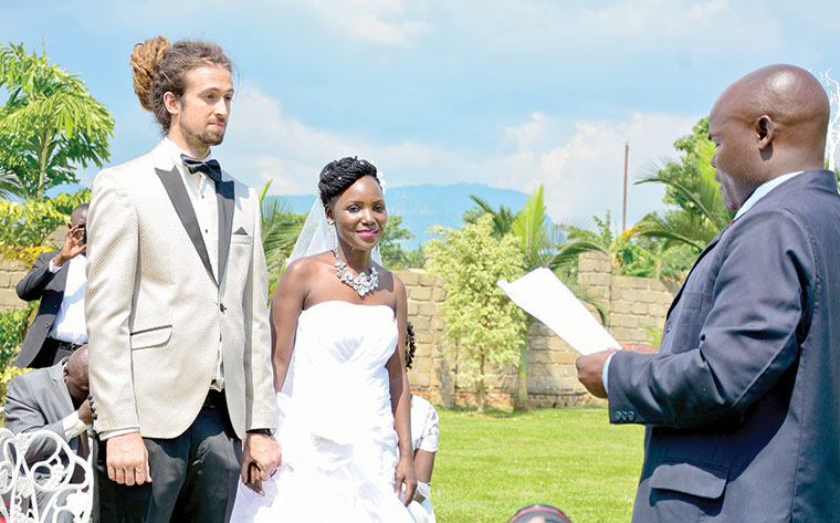 201702Inter-racial-couple-wedding