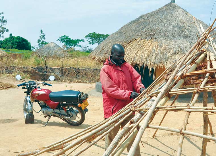 201708Former-LRA-abductee-working-on-his-hut