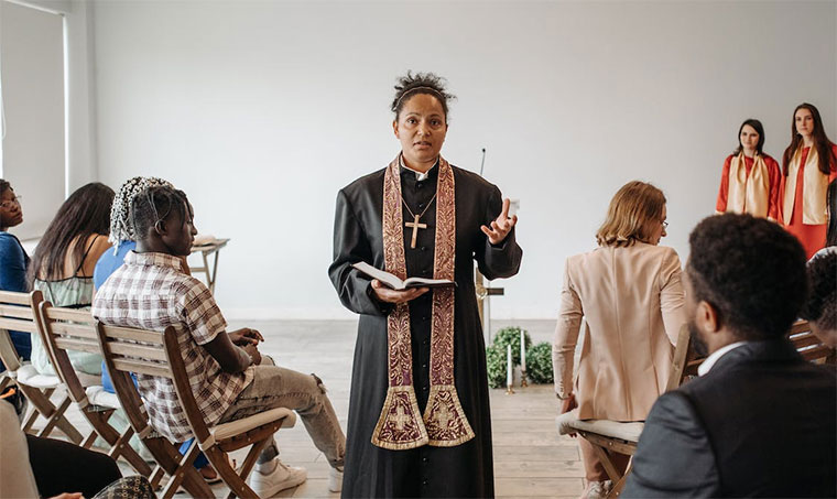 202209Priestess-in-church