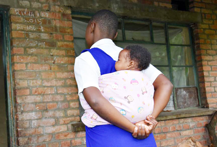 202310Teenage-mother-with-her-baby