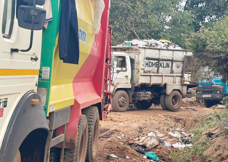 202408Rubbish-trucks-in-Katabi