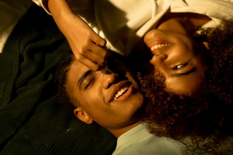 202501Couple-play-in-bed