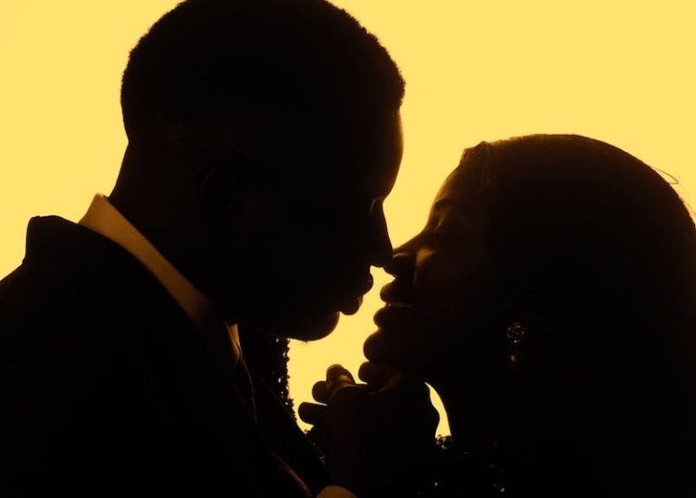 202507Kissing-silhoutte