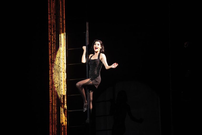 202509CHICAGO-The-Musical-SA.-SAMANTHA-PEO-Velma-Kelly-Credit-Showtime-Management-scaled-1