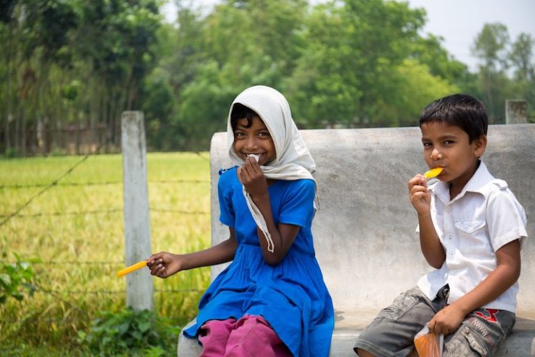 202509Children-eating-snacks