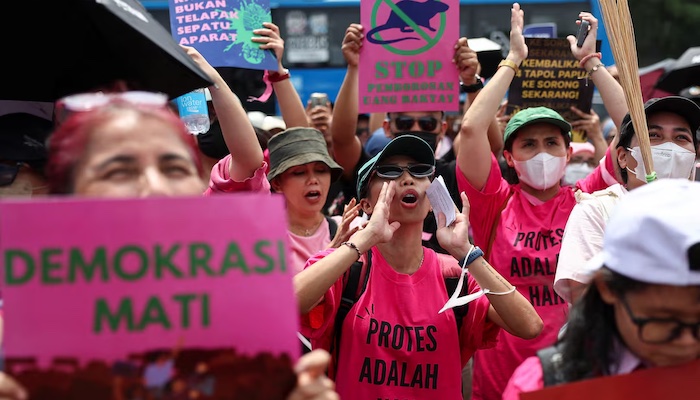 202509Indonesian-Women-in-Pink-Lead-Protests-Against-Police-Brutality