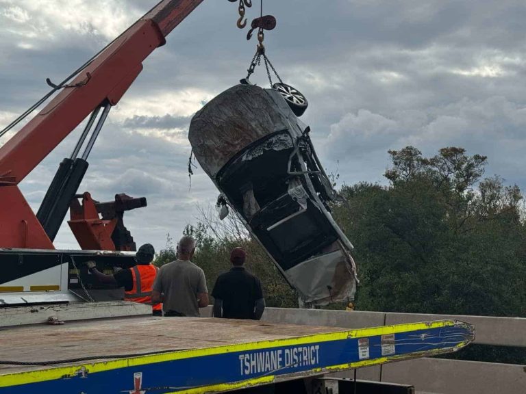 202509Police-recover-dead-cops-car-from-Hennops-River