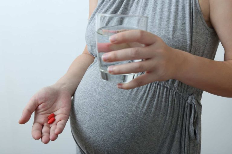 202509Pregnant-woman-medicine