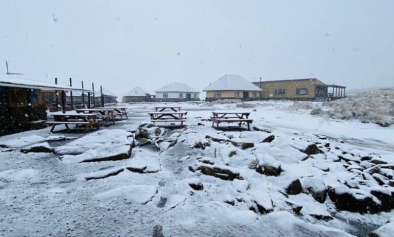 202509Sani-Mountain-Escape-snow