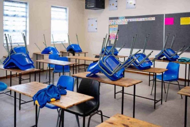 202509School-holidays-1200x800-1