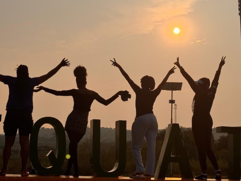 202509Tourists-at-the-Equator