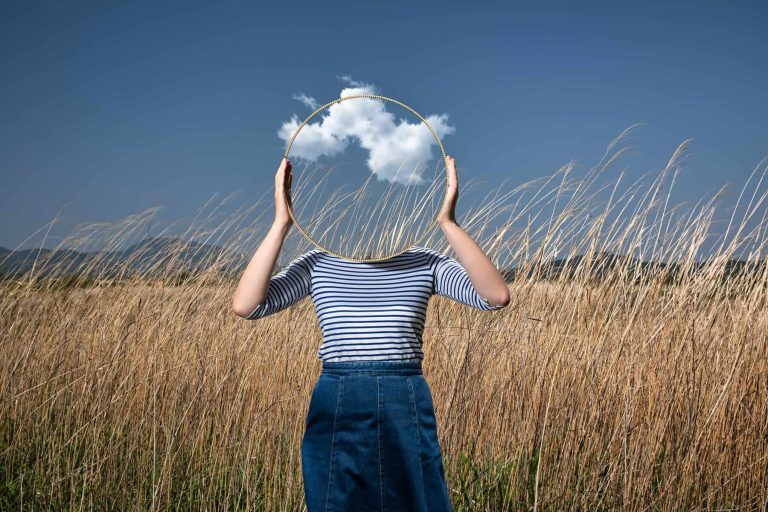 Surrealism_faceless_mirror