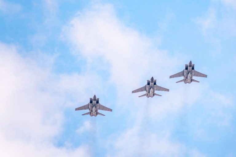 MiG-31K-attack-aircraf-carrying-Kinzhal-missiles