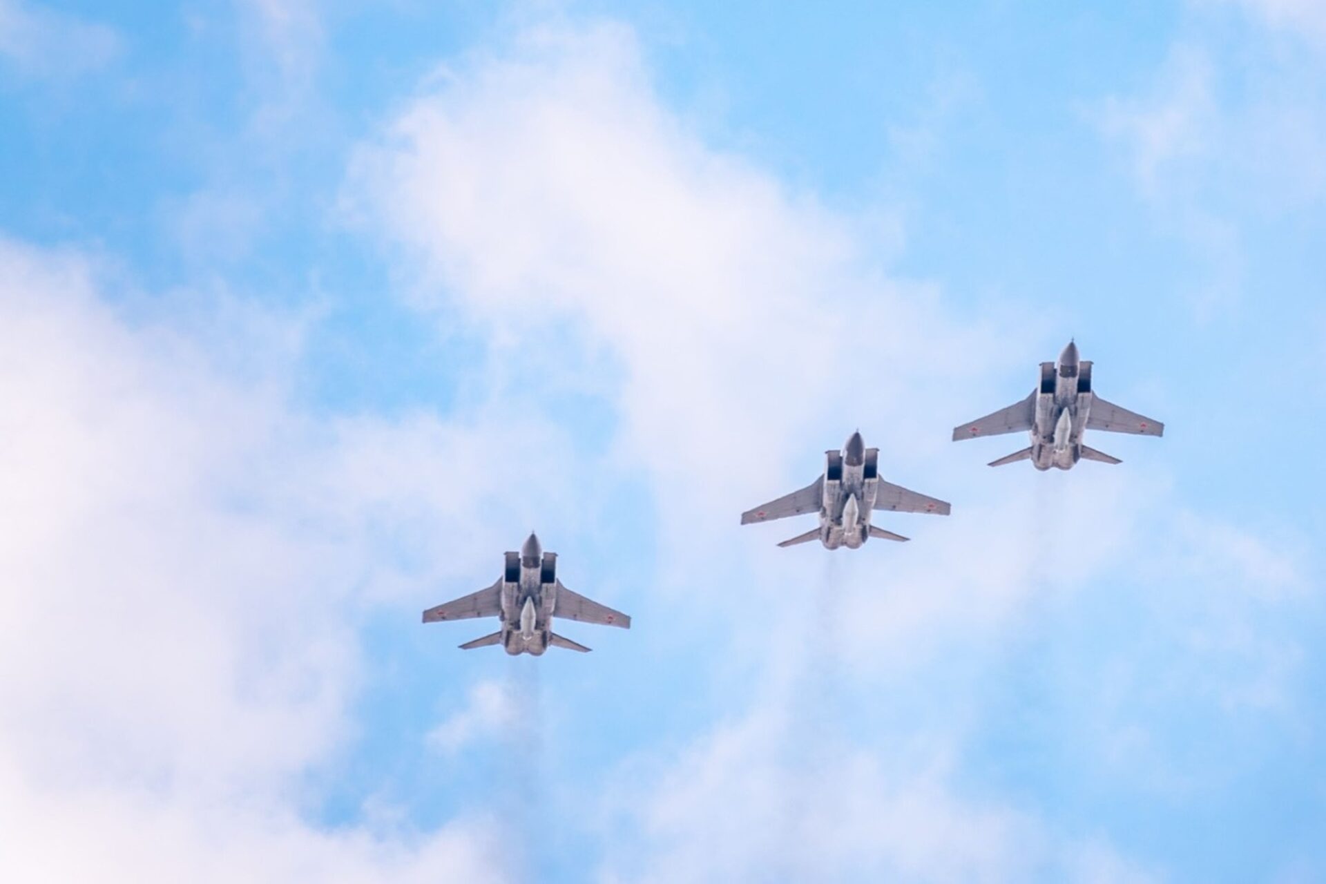 MiG-31K-attack-aircraf-carrying-Kinzhal-missiles
