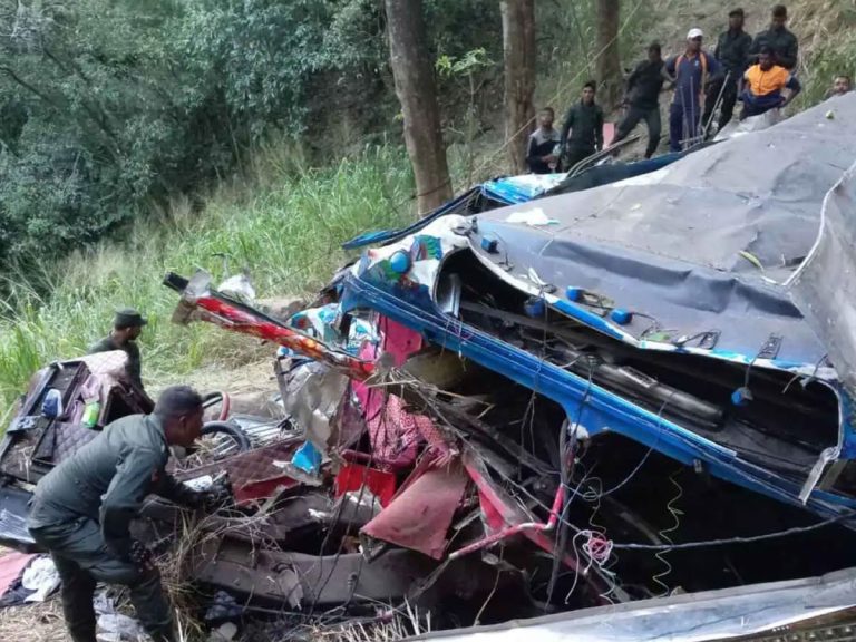 qna_srilanka_bus-accident_05092025