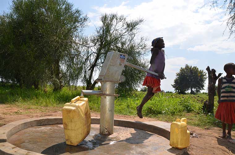 201712Girl-pumps-water-from-borehole