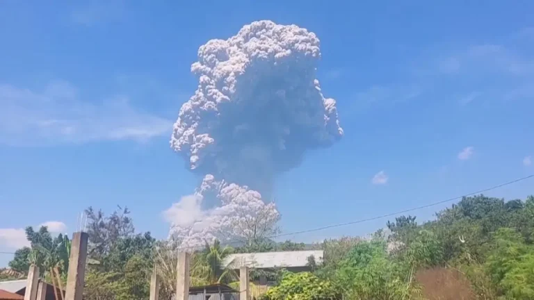 2025-07-07T145849Z_1_LWD786407072025RP1_RTRWNEV_C_7864-INDONESIA-VOLCANO-UPDATE.MP4.00_00_14_00.Still001