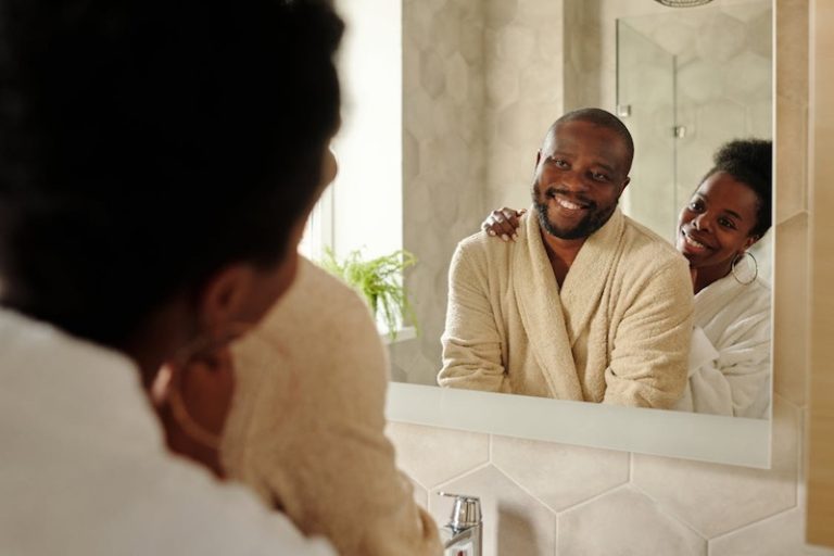 202506Couple-in-bathroom
