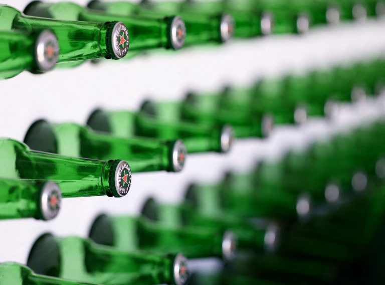2025102025-10-23T064503Z_70268067_RC2A8DA1HGFS_RTRMADP_3_HEINEKEN-INVESTORS-scaled-1