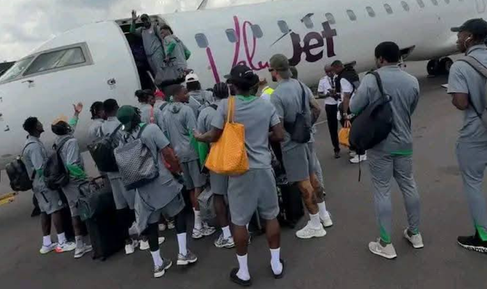 202510Aircrafts-Cracked-Windscreen-Delays-Super-Eagles-Arrival-in-Uyo-for-Benin-