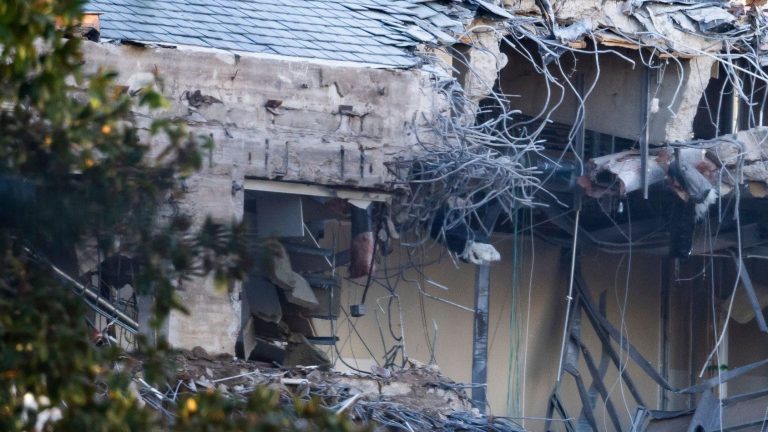 202510Demolishing-Part-Of-White-House-East-Wing-