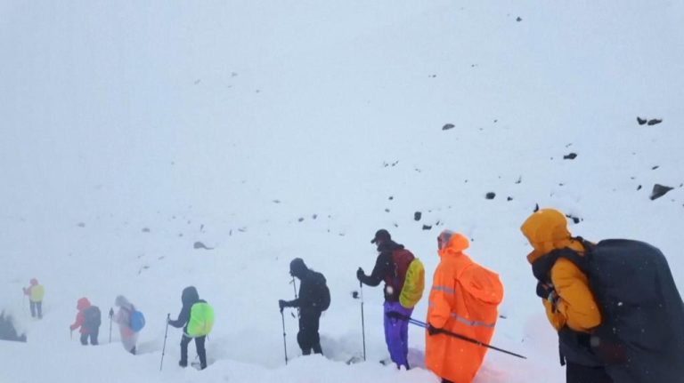 202510Hikers-Stranded-by-Blizzard