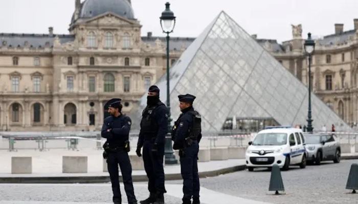 202510Hunt-Under-Way-For-Thieves-After-Priceless-Jewels-Stolen-In-Heist-At-Louvre-Museum