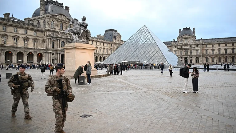 202510Louvre-Reopens