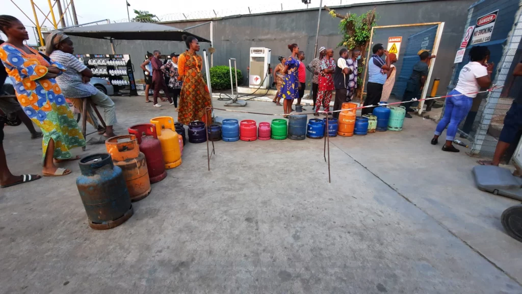 Nigerians-buying-cooking-gas-1024x576-1