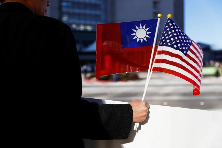 201019-taiwan-us-flags-jm-1138