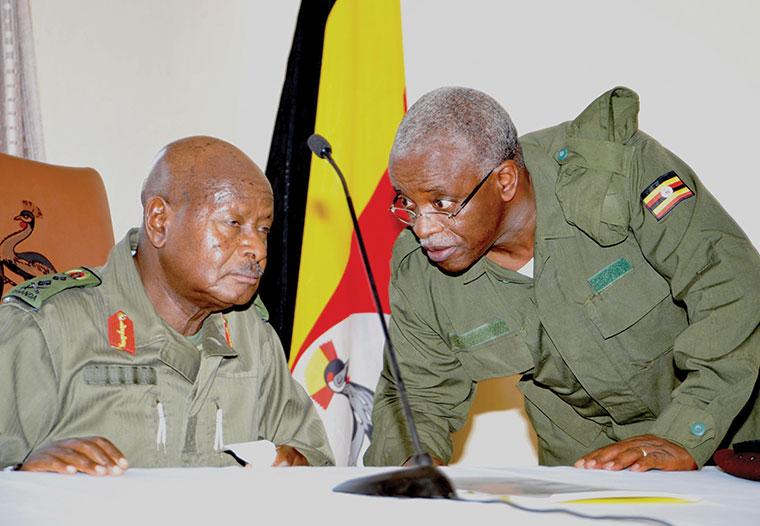 201701President-Museveni-talking-to-Amama-Mbabazi-
