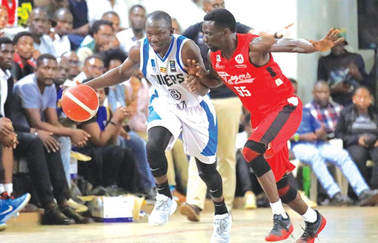 202511City-Oilers-Ben-Komakech-dribbles-past-Nam-Blasers-Jimmy-Enabu