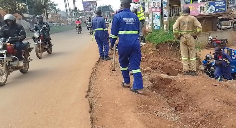 202511SimbaNet-workers-laying-fiber-cables-in-Kampala