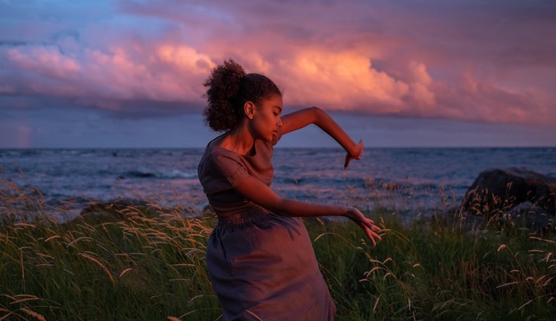 202511Woman-by-the-river