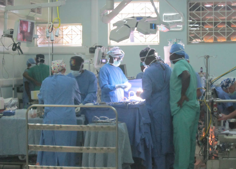 201612Doctors-carrying-out-surgery-in-Mulago
