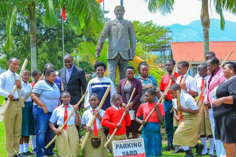 202512Commissioner-Seku-with-young-patriots