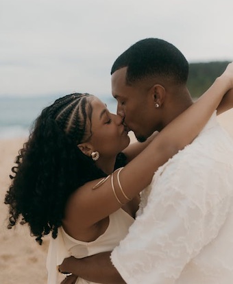202512Couple-kiss-at-beach