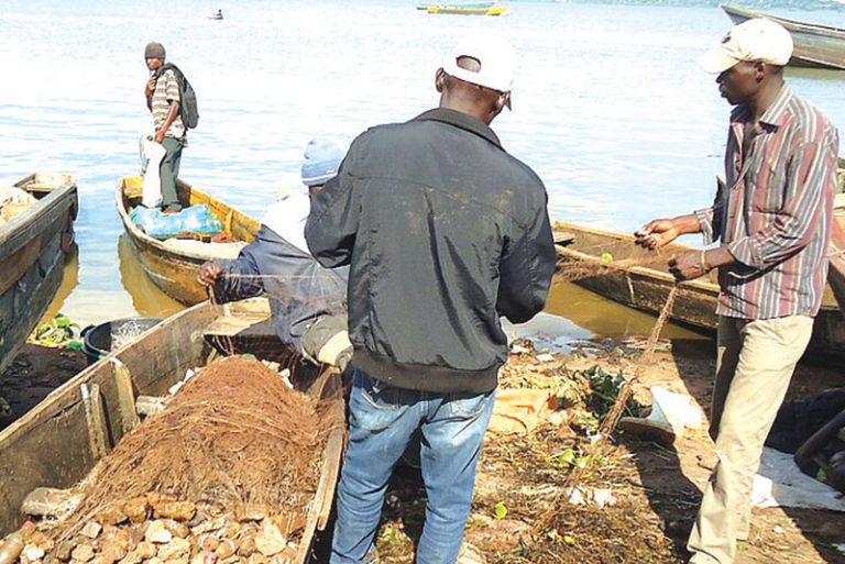 202512Fishermen-with-nets-on-Lake-Victoria