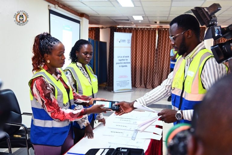 202512Journalists-try-out-the-biometric-machines