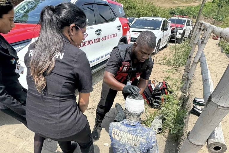 202512KZN-temple-collapses-leaving-people-trapped