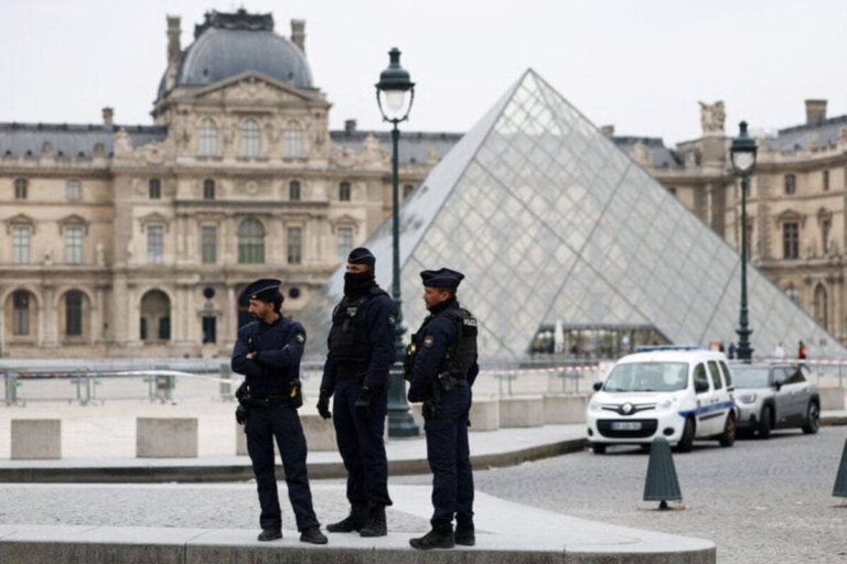 202512Louvre-thieves-escaped-with-30-seconds-to-spare-probe-reveals