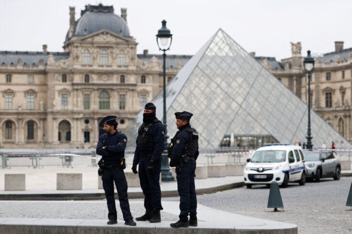202512Louvre-thieves-escaped-with-30-seconds-to-spare-probe-reveals