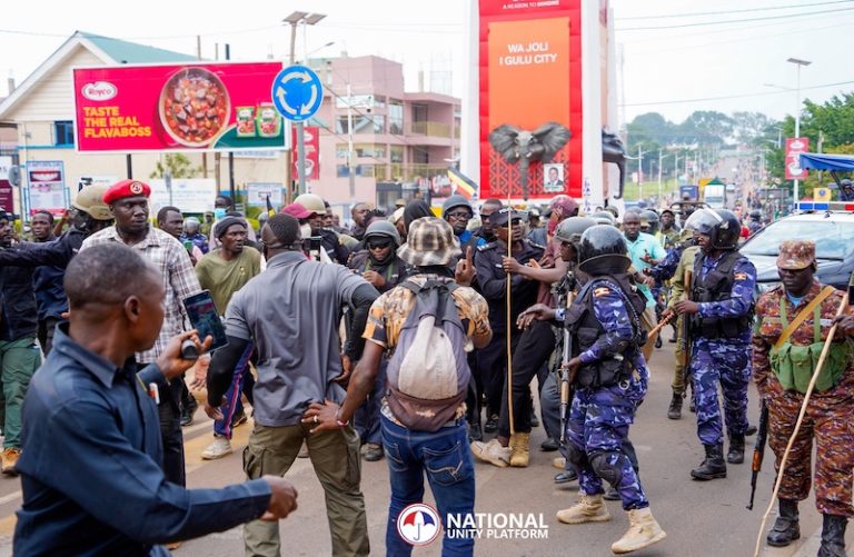 202512Robert-Kyagulanyis-guards-protect-him-from-attacks-by-police