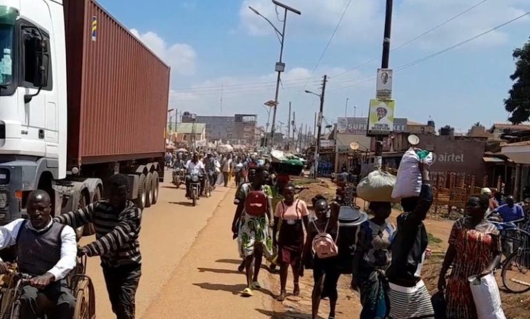 202512Ugandan-shoppers-at-Busia