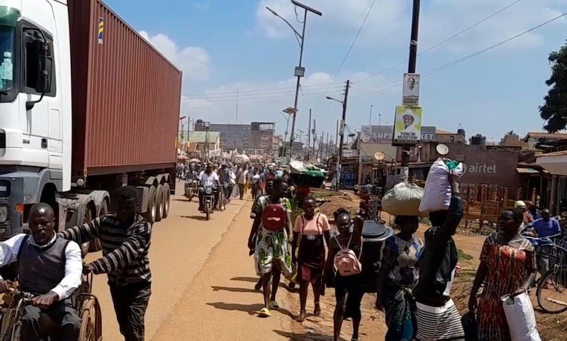 202512Ugandan-shoppers-at-Busia