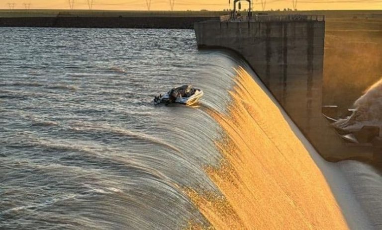 202512boat-grootdraai-dam-wall