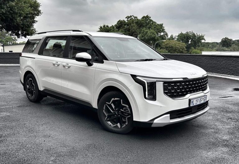 202512kia-carnival-white-front