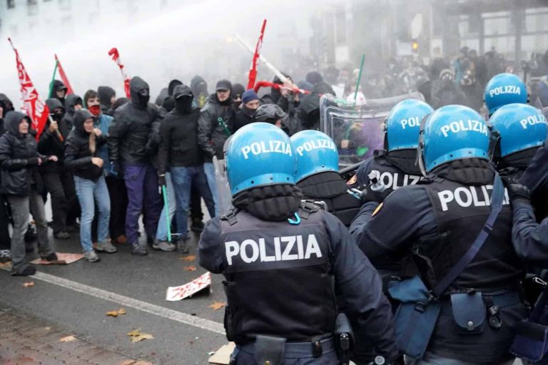 Protesters clash with police in Turin following Askatasuna social center's eviction