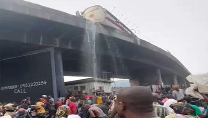 20260145000-litre-diesel-tanker-has-overturned-on-the-Tincan-Liverpool-Bridge-outward-Apapa